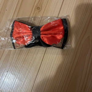 Mirri/rusetti - Punamusta miesten mirri. Jäänyt käyttämättä, pakkaus vain avattu ja sovitettu. Eläintalous MMM, lisätietoja saa kysymällä Katsothan myös muut ilmoitukseni Tarjoa 