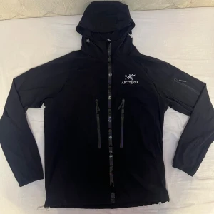 Arc'teryx vindjacka - Saljer en underbar Arcteryx vindjacka som inte är använd så mycket, inga hål eller skador på vindjackan allt funkar så som den ska, sitter riktigt skönt känns inte som att du har på dig nån jacka, vattentät och storlek M men passar mest S