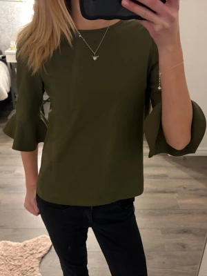 blus med volangärm - används ej