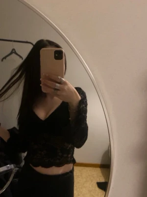 Svart spetsblus med v-ringning - Fin spets tröja❤️‍🔥