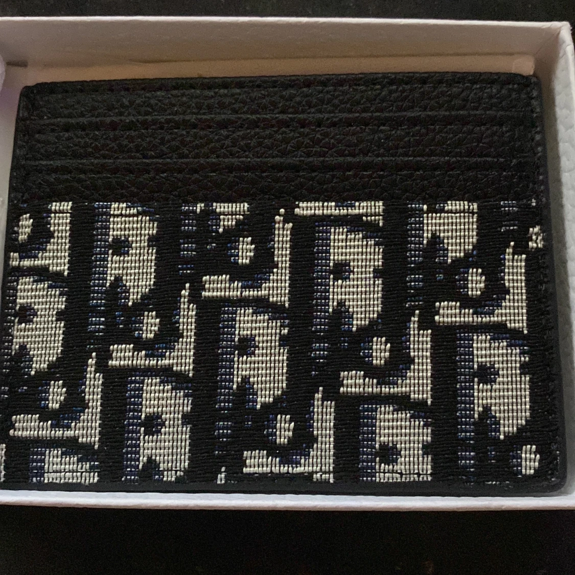 Svartvit plånbok med logga - 1