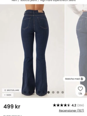 Blå high flare jeans från Bubbleroom - Mörkblå jeans med hög midja och superstretch från Bubbleroom. Byxorna har en snygg flare/bootcut-modell som ger en riktigt trendig siluett. Klassiska fickor bak och fram, samt synliga sömmar. Perfekta för dig som gillar en bekväm och stilren look. Testat bara! 