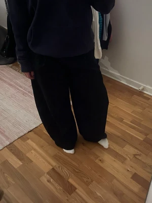 Baggy kostymbyxor - Skit snygga och baggy kostymbyxor från urban outfitters. Helt oanvända och har veck vid midjan, de är låg/mid waist. Strl M.💋