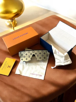 Louis Vuitton Solglasögon - Bilderna visar ett par Louis Vuitton-solglasögon med tillbehör, LV