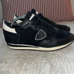 Philippe Model - Ett par riktigt snygga Philippe model skor i modellen TRPX. Dem är knappt använda. Skick: 9/10.                           Bara att skicka om ni har funderingar!