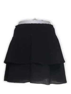 Svart volangkjol - Supersnygg svart kortkjol med dubbla lager och volangkant. Kjolen har en enkel, elastisk midja och ett flowy fall som ger en cool och avslappnad vibe. Nästan aldrig använd