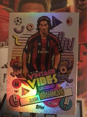 Fotbollskort vintage vibes legend Zlatan Ibrahimovic  - Fotbollskort från topps match attax, vintage vibes legend Zlatan Ibrahimovic, AC Milan, mycket bra skick, silvrig bakgrund som blir lite färg glänsande/ glittrig i ljus vilket syns på sista bilden. Perfekt för dig som samlar på fotbollskort eller gillar fotboll, eller som present till nån du känner som gör det. 
