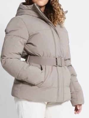 Beige skidjacka med bälte och huva - Säljer en beige skidjacka med huva och bredt bälte i midjan. Jackan har dragkedja framtill, långa ärmar och en clean look utan synliga loggor. Perfekt för kalla dagar och ger en snygg siluett tack vare bältet. Har prislapp kvar aldrig använd!