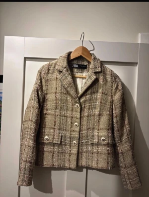 kavaj från Zara - Jackan har långa ärmar, klassisk krage och snygga knappar framtill. Strl M men är mer som S. Inga defekter