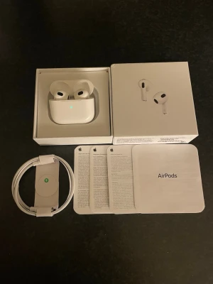 Airpods 3rd gen - Sparsamt använda och i bra skick. Allt i bilderna meföljer, alltså: Airpods, laddare, förpackning. Skriv vid frågor.
