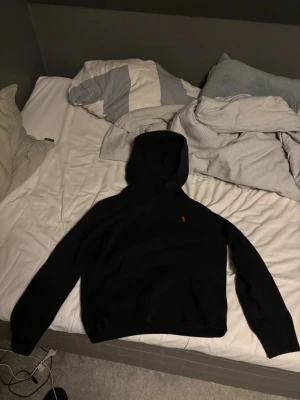 Ralph lauren hoodie - Snygg Ralph lauren hoodie i svart färg med rött märke
