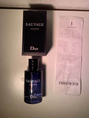 Dior Sauvage eau de parfum 100ml - Helt onanvänd med kvitto kvar, säljer till ett rabatterat pris då parfymen inte används längre. Det är en lyxig doft av peppar och mycket fräscha noter. Fråga ifall du har frågor och frakt är garanterat inom 24 timmar av köp. Prisförslag accepteras.