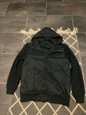 Massimo Dutti Cardigan - Säljer nu denna snygga cardiganen ifrån massomi dutti, de finns inga defekter förutom att dunet inte är toppskick. Storlek S men passar även XS, modellen i bilden är ca 176 och väger ca 55. Mörkgrön men ser svartare ut i mörkret. Priset är fast!