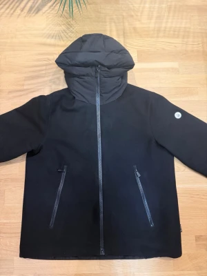 Sail Racing Vinterjacka Limited Edition - Sail Racing Race Edition Gore-Tex Wool Hooded Jacket Carbon Limiterad 1/100upplaga. Teknisk Gore-Tex-jacka i Superfine Virgin Wool, tillverkad i Italien. Vattentät, vindtät och varm med stilren design och hög komfort. En mycket exklusiv jacka i toppklass. Orginalpris 9900kr Använts endast under en vintersäsong Säljs pga blivit för stor