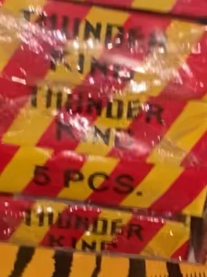 Ingen väst synlig på bilden - Bilden visar ingen väst, utan snarare en förpackning med texten 'Thunder King' och färgerna röd och gul. Ingen information om väst kan ges.