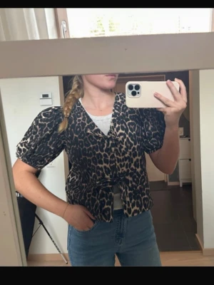 Neo Noir leo blus - Neo Noir blus, storlek 34💕