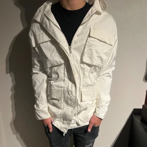 Field jacka - Hej, säljer nu denna snygga field jackan i storlek M-L  som är grym nu till hösten, skicket är 9/10! Hör av er vid frågor