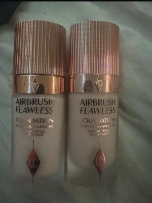 Charlotte Tilbury Airbrush Flawless Foundation - Säljer två flaskor Charlotte Tilbury Airbrush Flawless Foundation i nyansen 1 Cool. Kommer i frostat glas med lyxigt guldlock och logga. Ger en jämn och flawless bas med kall underton. Varje flaska innehåller 30 ml. Man får båda två för 600 båda två är helt nya 