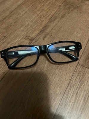 Modeglasögon  - Transparenta glasögon som man bär för mode, ingen styrka i, bara vanliga :)