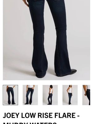 True religion Jeoy-muddy - Helt nya true religion jeans- joey i färgen Muddy, endast testade, alla prislappar osv är kvar, tycker inte jag passade i färgen tyvärr så testar här innan jag skickar tillbaka de. 