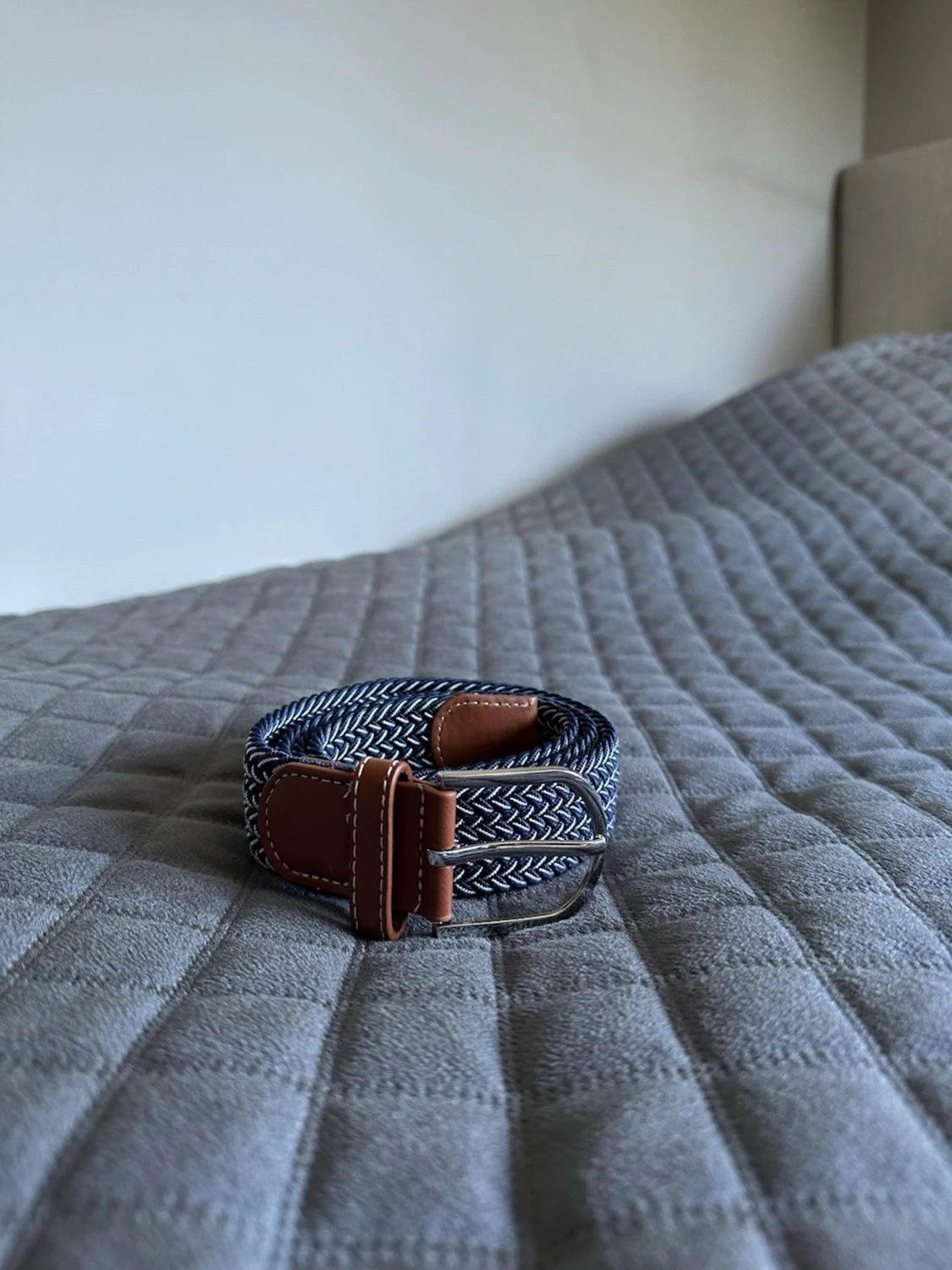 Mörkblå vit flätat bälte