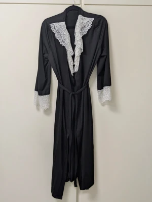 Svart morgonrock med spetsdetaljer - Oanvänd