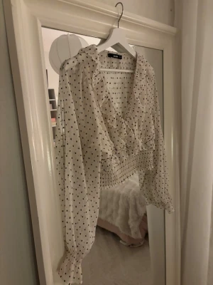 Prickig blus  - Gullig, prickig blus från Bikbok i storlek S. Använd fåtal gånger, mycket fint skick 🩷. 