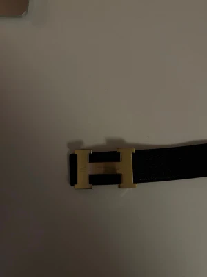 H bälte - Tja säljer nu detta löser bälte med ett guldiga H på sig. Köpte bältet för 500 kronor men tänker mig runt 250-300. 