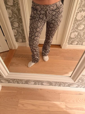 Populära byxor med ormmönster - Superfina ormskinsbyxor från Weekday som köptes för ca 2 år sedan. Längst ner vid byxkanten är de skavt ( se sista bilden) men i övrigt är de i supefint skick! De är även väldigt bekväma