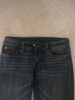 Mörkblå bootcut jeans - Säljer ett par blåa jeans från weekday!! Pris kan diskuteras!! Väldigt bra skick!! Storlek 27/32