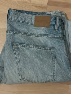 Weekday Sunday  - Storleken är 34w 32l