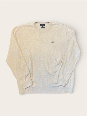 Beige bomullströja från Lexington - Snygg beige tröja från Lexington i ekologisk bomull. Klassisk rund halsringning, ribbade muddar och diskret Lexington-logga på bröstet. Perfekt för dig som gillar stilrena och enkla plagg med en clean vibe.