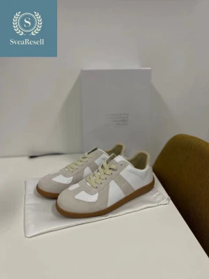 Masion Margiella skor - Säljer ett par Masion Margiela skor i storlek 43. Som är beige/vita. En riktig fin julklapp till dig eller någon annan🎅.      Kom privat vid frågor å funderingar😊