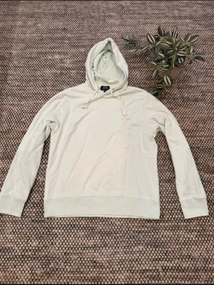 A.P.C. - Tjena! Säljer denna feta A.P.C. Hoodien som e super unik! Tröjan är i bra skick och är i storlek M!tröjan är i färgen mint/vit