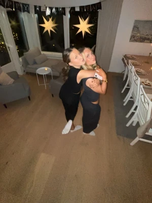 Svart set Gina tricot - Ett jättefint svart set med en lång kjol och topp till. Jättesnyggt att ha på fester osv! Toppen är i storlek s och kjolen är i xs. Skriv ifall ni har frågor💕Både toppen och kjolen är ribbad på sidan!