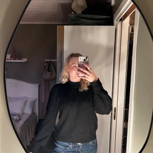 Svart stickad tröja - Säljer denna jätte fina svarta stickade tröjan med puffärmar. Använd lite grann, lite nopprig eftersom det är väldigt mjukt material. Kom gärna med prisförslag! 