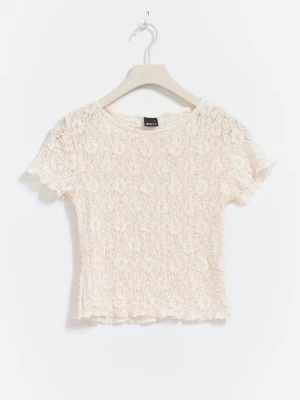 Vit spetstshirt - Säljer en söt vit topp från Gina Tricot i spets med korta ärmar och rund hals. Meddela privat för mer bilder😊