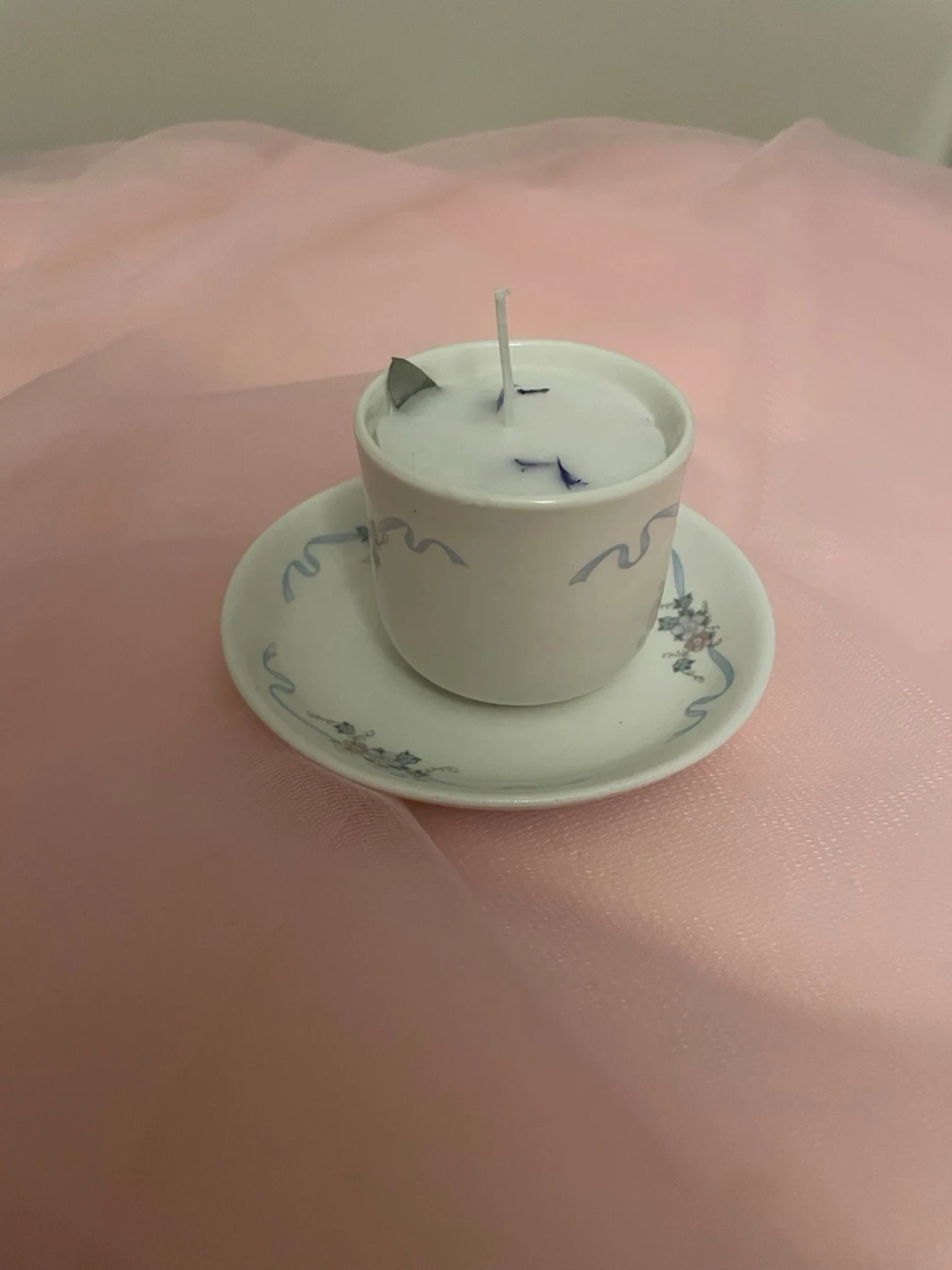 Doftljus av vaniljdoft i en vit tekopp med blommor och blåa streck nr 2 - 1