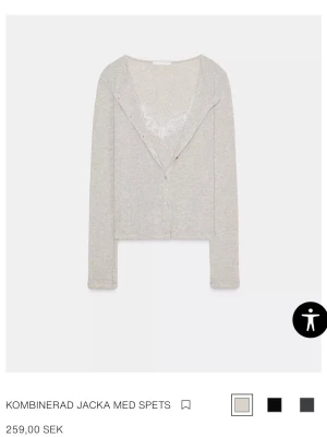 KOMBINERAD JACKA MED SPETS - Snygg beige kofta med ett spets linne i från Zara. Stolek S och slutsåld på hemsidan. Helt oanvänd och med prislapp på🥰intressekoll tror jag ska sälja de 