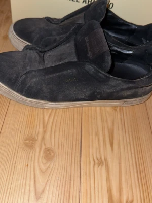 Svarta sneakers från Axel Arigato - Hej! Säljer ett par arigatos. Dom har hål på undersidan men det läcker inte in något vatten. Dom är även smutsiga men de är enkelt och fixa. Priset kan diskuteras. Mvh