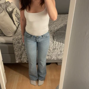 Ljusblå bootcut jeans från Abrand - Säljer ett par sjukt snygga ljusblå jeans från Abrand Jeans med låg midja.💕 Nypris 999kr 