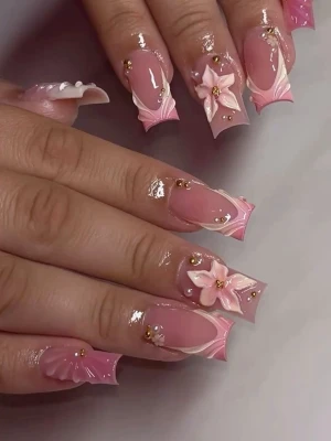 ✨Handgjorda lösnaglar✨ - Skriv till mig vid frågor, önskemål, storlek och vid beställningar!✨ pris kan diskuteras. Jag svarar snabbt. Naglar med en lyxig rosa och nude bas, dekorerade med 3D-blommor i ljusrosa och vita toner.