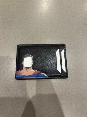 Svart plånbok med Superman-tryck - 📦 Skickas alltid inom 24h 💬 Snabb och trygg kommunikation En liten detalj som lyfter hela din stil ✨ 