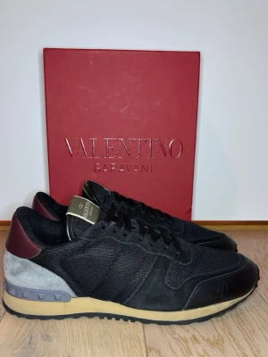 Valentino rockrunners  - Ett par feta rockrunners till vintern, de är i väldigt bra skick utan defekter. Men använda ett par fåtal gånger, de är i storlek 43.