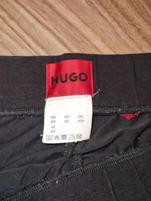 Svarta shorts från HUGO XS - Svarta shorts från HUGO med elastisk midja och stilren design.