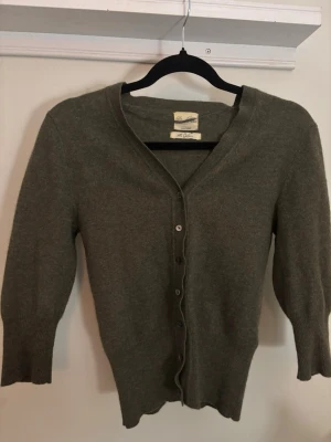 Cashmere trekvartskofta - Super söt kofta med trekvartsärm i 100% Cashmere i storlek S, men mer åt xs hållet