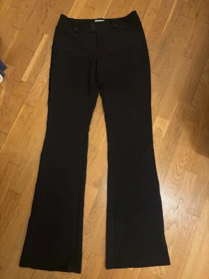 Lågmidjade bootcut byxor från madlady - jättefina byxor men passar tyvärr inte mig längre. strl 34 tall