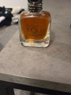 Stronger With You Intensely parfym - En stilren parfym från Emporio Armani med namnet Stronger With You Intensely. Perfekt för dig som vill sticka ut med en modern och självsäker doft. Endast använt ett fåtal spray