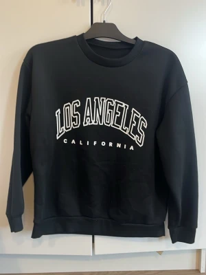 Svart sweatshirt Los Angeles - Svart sweatshirt med trycket Los Angeles California. Storlek xs/s. Bra skick 