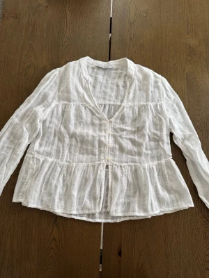 Vit blus från Stradivarius - Vit blus från Stradivarius i storlek S, använd endast 2 gånger. 